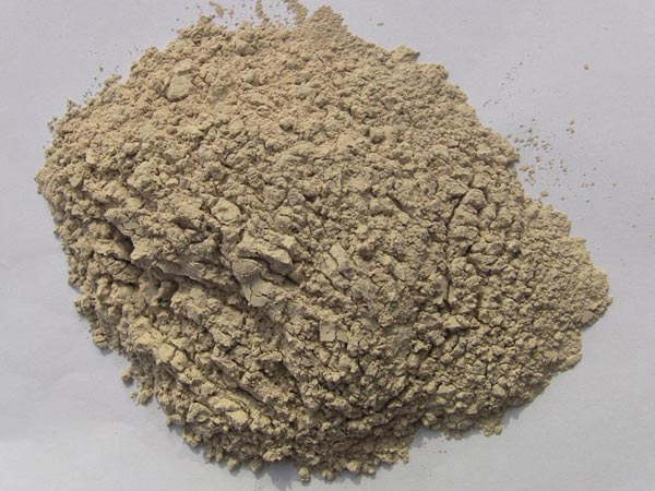 礬土性質(zhì) 礬土主要成分是氧化鋁，為煉鋁和耐火材料的主要原料。白色或灰白色，因含鐵而呈褐黃或淺紅色。密度3.45g/cm3，硬度1～3，不透明，質(zhì)脆。極難熔化，不溶于水，能溶于硫酸、氫氧化鈉溶液。 地區(qū)分布 中國鋁土礦資源比較豐富，在全國18個省、自治區(qū)、直轄市已查明鋁土礦產(chǎn)地205處，其中大型產(chǎn)地72處（不包括臺灣），主要分布在山西、山東、河北、河南、貴州、四川、廣西、遼寧、湖南等地。 投資前景 1.可用于煉鋁工業(yè)。用于國防、航空、汽車、電器、化工、日常生活用品等。 2.可用于精密鑄造。礬土熟料加工成細(xì)粉做成鑄模后精鑄。用于軍工、航天、通訊、儀表、機械及醫(yī)療器械部門。 3.可用于耐火制品。高鋁礬土熟料耐火度高達1780℃，化學(xué)穩(wěn)定性強、物理性能良好。 4.硅酸鋁耐火纖維。用于鋼鐵、有色冶金、電子、石油、化工、宇航、原子能、國防等多種工業(yè)，消防人員可用耐火纖維布做成衣服。 5.制造礬土水泥、研磨材料、陶瓷工業(yè)以及化學(xué)工業(yè)可制鋁的各種化合物。 鋁礬土磨粉制備 鋁礬土粉是選用煅燒過的熟鋁礬土礦石用雷蒙磨加工制成的細(xì)粉，粒度通常為100目-325目，在耐火材料行業(yè)得到了廣泛的應(yīng)用。通常加工的流程為先經(jīng)顎式破碎機進行破碎，然后篩分進入鋁礬土雷蒙磨或鋁礬土超細(xì)磨粉機中，進行鋁礬土粉制備，使其應(yīng)用更加廣泛。